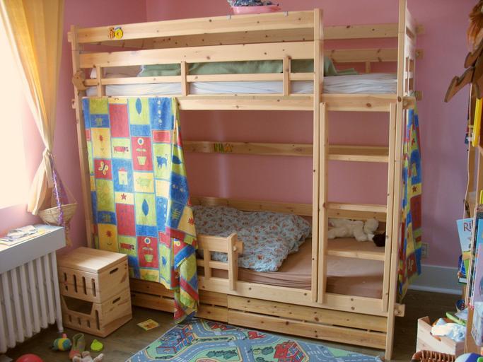 dětský pokoj s patrovou postelí