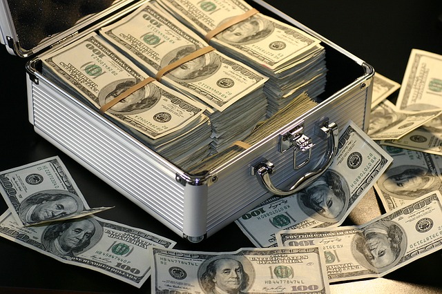kufr plný zahraniční měny